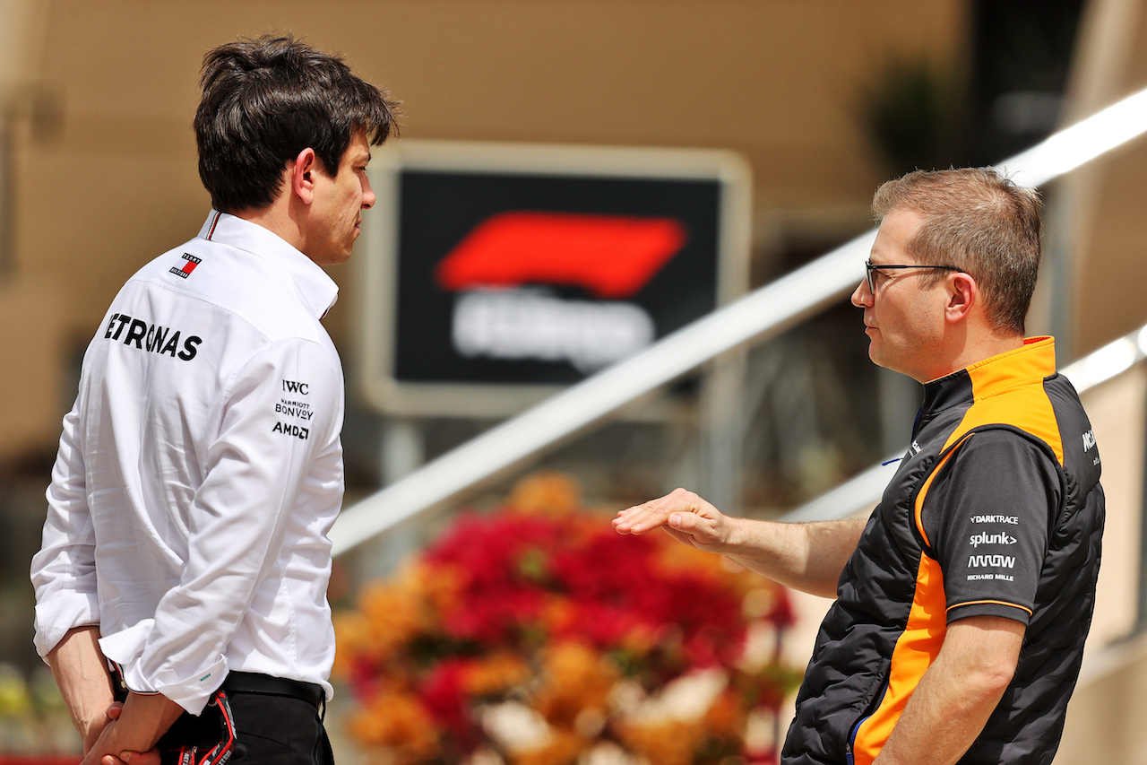 TEST BAHRAIN, (L to R): Toto Wolff (GER) Mercedes AMG F1 Shareholder e Executive Director with Andreas Seidl, McLaren Managing Director.
11.03.2022. Formula 1 Testing, Sakhir, Bahrain, Day Two.
- www.xpbimages.com, EMail: requests@xpbimages.com © Copyright: Moy / XPB Images
