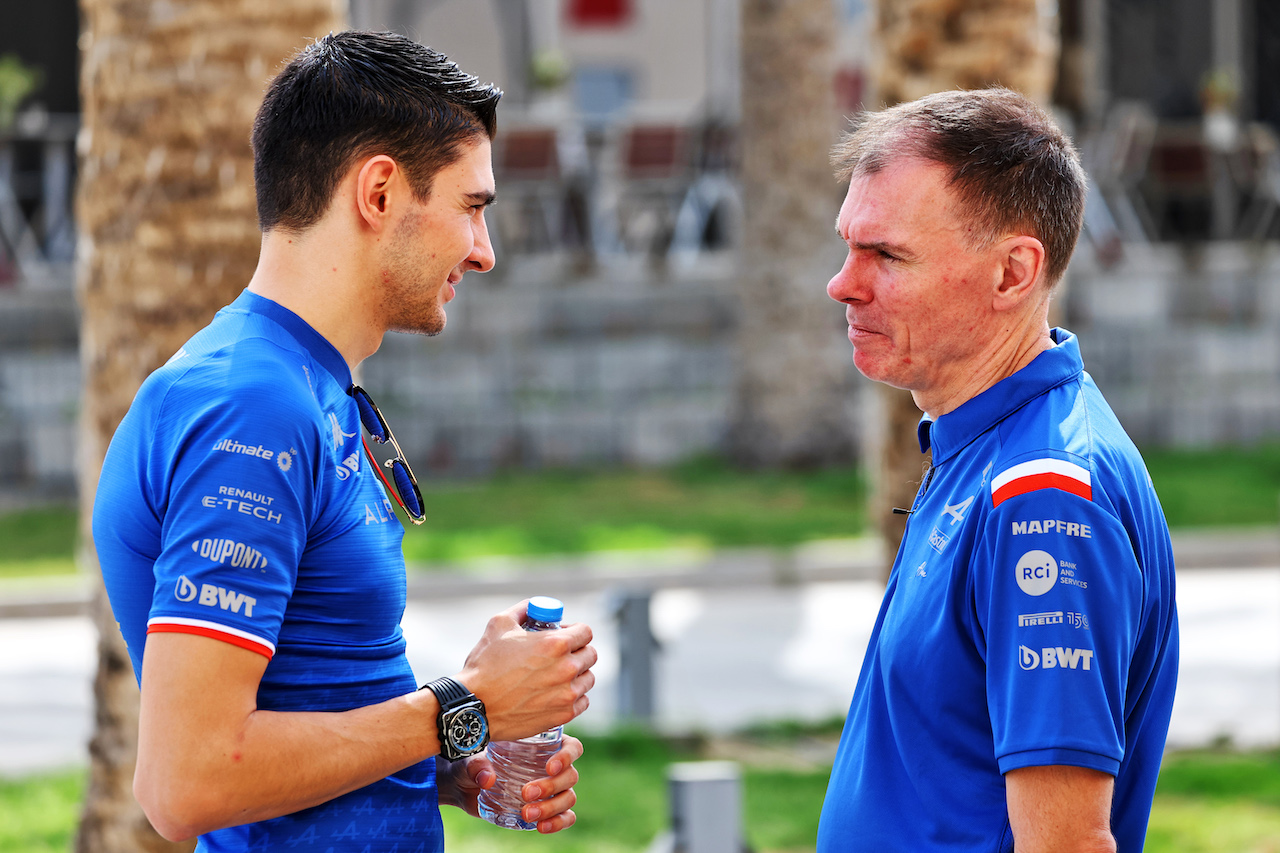 TEST BAHRAIN, (L to R): Esteban Ocon (FRA) Alpine F1 Team with Alan Permane (GBR) Alpine F1 Team Trackside Operations Director.
11.03.2022. Formula 1 Testing, Sakhir, Bahrain, Day Two.
- www.xpbimages.com, EMail: requests@xpbimages.com © Copyright: Batchelor / XPB Images