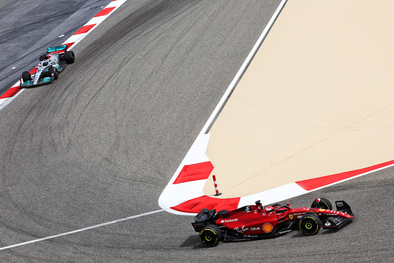 TEST BAHRAIN, Charles Leclerc (MON) Ferrari F1-75 e George Russell (GBR) Mercedes AMG F1 W13.
11.03.2022. Formula 1 Testing, Sakhir, Bahrain, Day Two.
- www.xpbimages.com, EMail: requests@xpbimages.com © Copyright: Batchelor / XPB Images