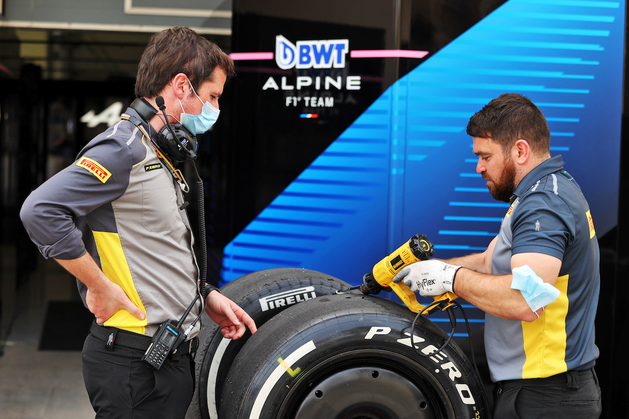 TEST BAHRAIN, Alpine F1 Team - Pirelli tyre engineers.
11.03.2022. Formula 1 Testing, Sakhir, Bahrain, Day Two.
- www.xpbimages.com, EMail: requests@xpbimages.com © Copyright: Moy / XPB Images