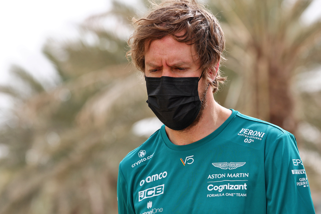 TEST BAHRAIN, Sebastian Vettel (GER) Aston Martin F1 Team.
11.03.2022. Formula 1 Testing, Sakhir, Bahrain, Day Two.
- www.xpbimages.com, EMail: requests@xpbimages.com © Copyright: Batchelor / XPB Images