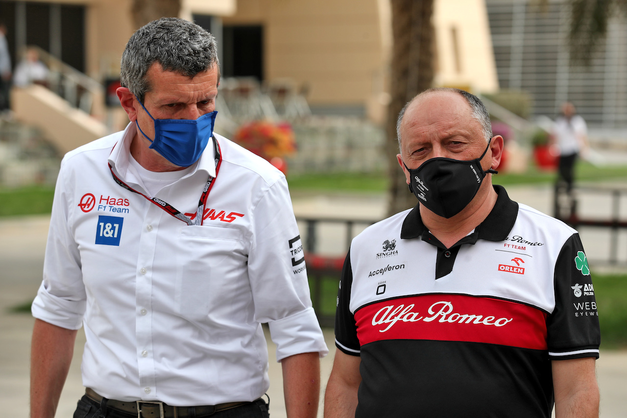 TEST BAHRAIN, (L to R): Guenther Steiner (ITA) Haas F1 Team Prinicipal with Frederic Vasseur (FRA) Alfa Romeo F1 Team Team Principal.
11.03.2022. Formula 1 Testing, Sakhir, Bahrain, Day Two.
 - www.xpbimages.com, EMail: requests@xpbimages.com © Copyright: Coates / XPB Images