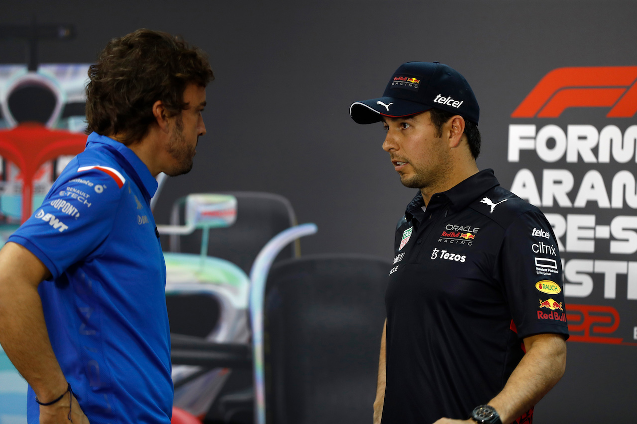 TEST BAHRAIN, (L to R): Fernando Alonso (ESP) Alpine F1 Team with Sergio Perez (MEX) Red Bull Racing in the FIA Press Conference.
11.03.2022. Formula 1 Testing, Sakhir, Bahrain, Day Two.
- www.xpbimages.com, EMail: requests@xpbimages.com © Copyright: XPB Images