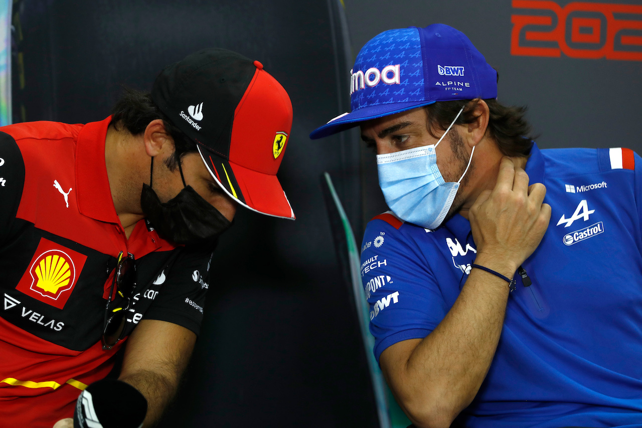 TEST BAHRAIN, (L to R): Carlos Sainz Jr (ESP) Ferrari with Fernando Alonso (ESP) Alpine F1 Team in the FIA Press Conference.
11.03.2022. Formula 1 Testing, Sakhir, Bahrain, Day Two.
- www.xpbimages.com, EMail: requests@xpbimages.com © Copyright: XPB Images