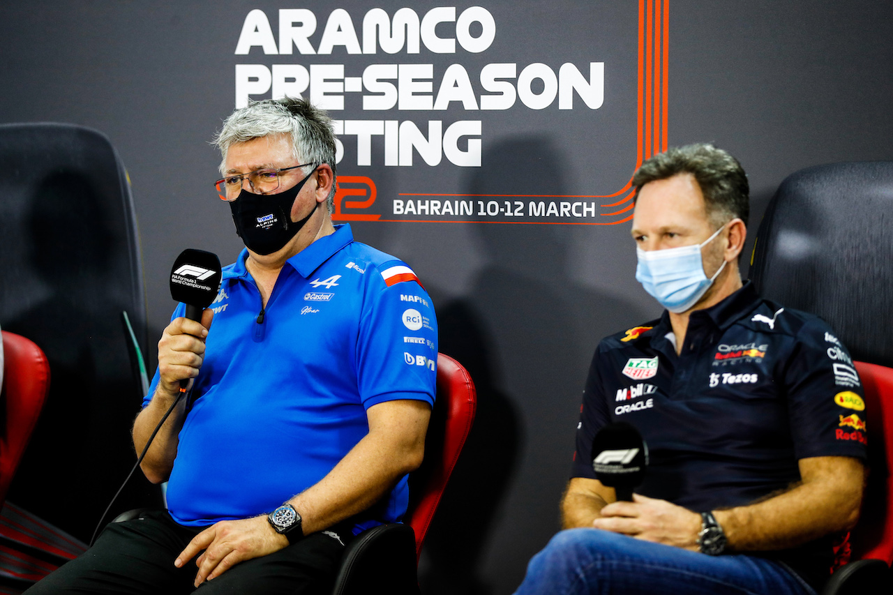TEST BAHRAIN, (L to R): Otmar Szafnauer (USA) Alpine F1 Team, Team Principal e Christian Horner (GBR) Red Bull Racing Team Principal in the FIA Press Conference.
11.03.2022. Formula 1 Testing, Sakhir, Bahrain, Day Two.
- www.xpbimages.com, EMail: requests@xpbimages.com © Copyright: XPB Images
