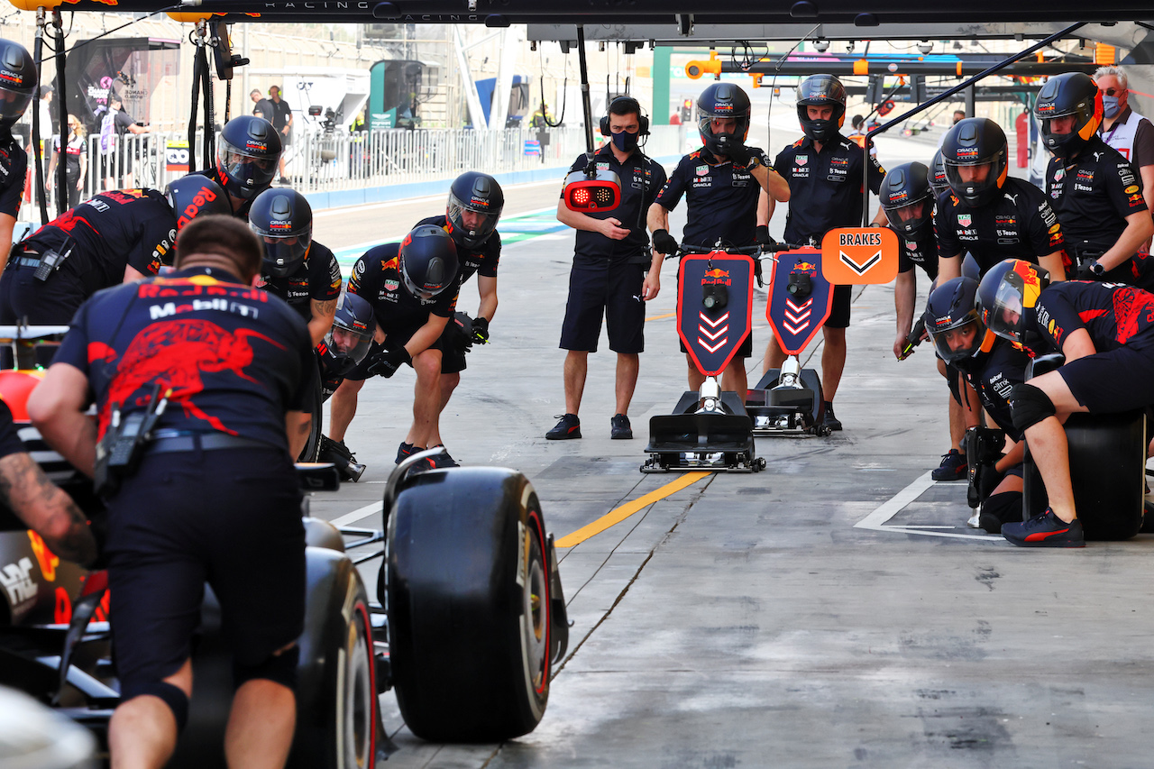 TEST BAHRAIN, Red Bull Racing practices a pit stop.
11.03.2022. Formula 1 Testing, Sakhir, Bahrain, Day Two.
- www.xpbimages.com, EMail: requests@xpbimages.com © Copyright: Batchelor / XPB Images