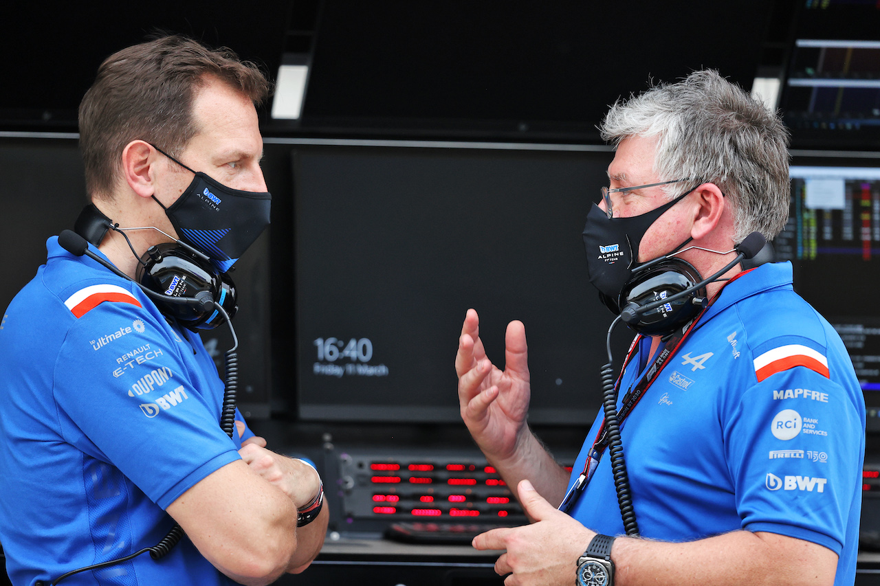 TEST BAHRAIN, (L to R): Laurent Rossi (FRA) Alpine Chief Executive Officer with Otmar Szafnauer (USA) Alpine F1 Team, Team Principal.
11.03.2022. Formula 1 Testing, Sakhir, Bahrain, Day Two.
- www.xpbimages.com, EMail: requests@xpbimages.com © Copyright: Moy / XPB Images