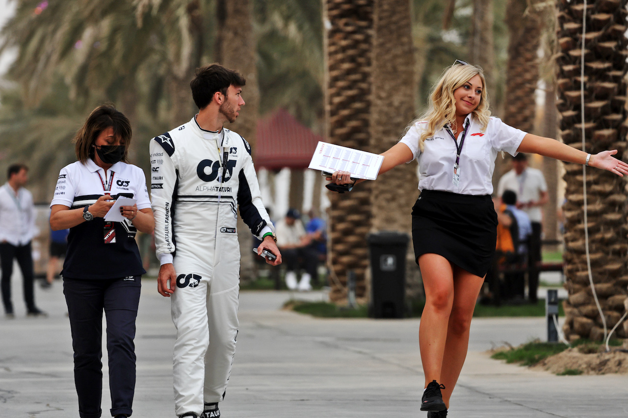 TEST BAHRAIN, (L to R): Fabiana Valenti (ITA) AlphaTauri Head Of Communications; Pierre Gasly (FRA) AlphaTauri; e Becky Barlex (GBR) Formula One Events Entertainment Producer.
11.03.2022. Formula 1 Testing, Sakhir, Bahrain, Day Two.
- www.xpbimages.com, EMail: requests@xpbimages.com © Copyright: Bearne / XPB Images