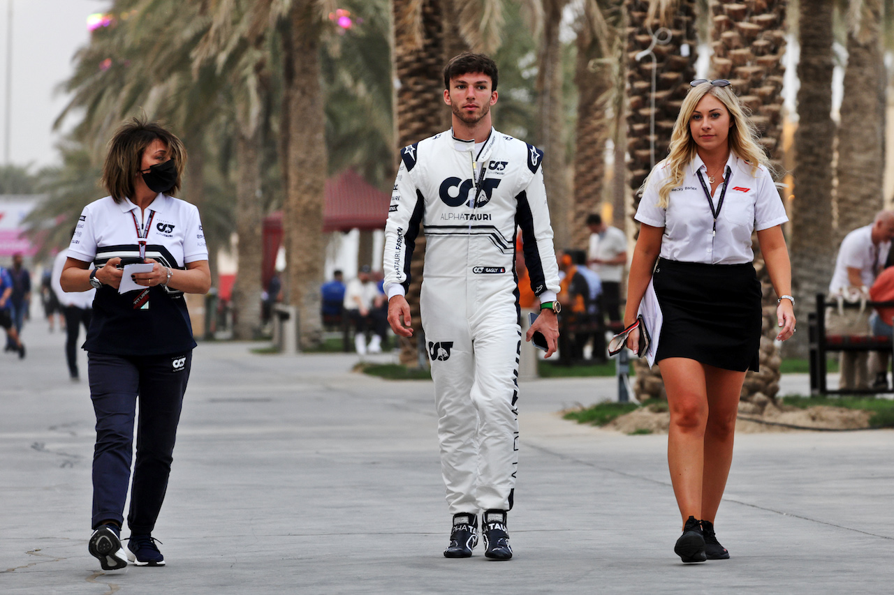 TEST BAHRAIN, (L to R): Fabiana Valenti (ITA) AlphaTauri Head Of Communications; Pierre Gasly (FRA) AlphaTauri; e Becky Barlex (GBR) Formula One Events Entertainment Producer.
11.03.2022. Formula 1 Testing, Sakhir, Bahrain, Day Two.
- www.xpbimages.com, EMail: requests@xpbimages.com © Copyright: Bearne / XPB Images