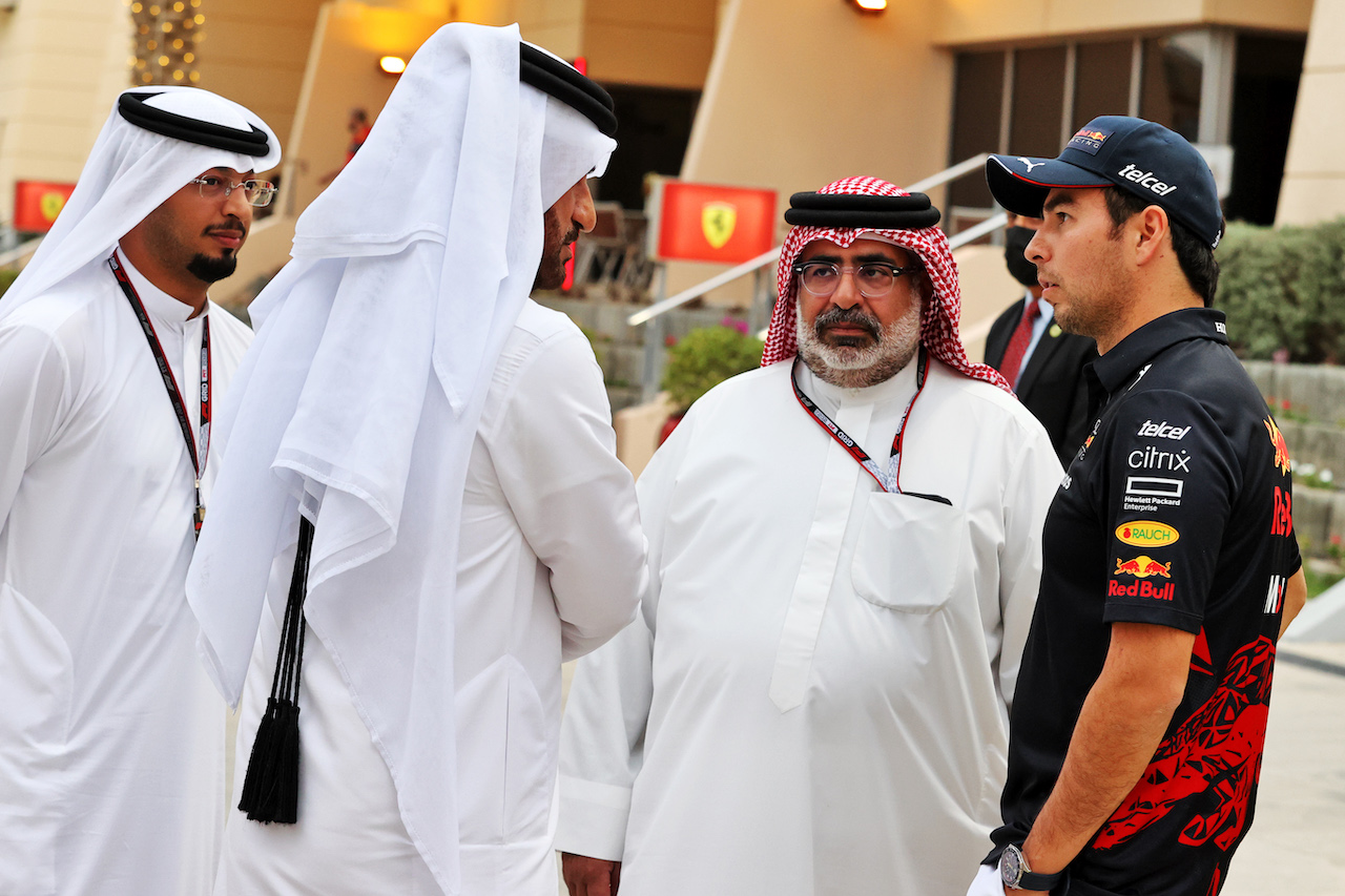 TEST BAHRAIN, Sergio Perez (MEX) Red Bull Racing with Mohammed Bin Sulayem (UAE) FIA President.
11.03.2022. Formula 1 Testing, Sakhir, Bahrain, Day Two.
- www.xpbimages.com, EMail: requests@xpbimages.com © Copyright: Moy / XPB Images