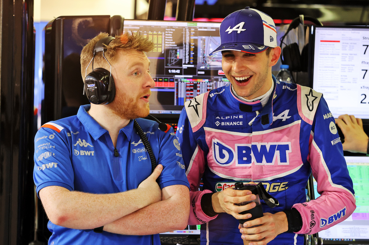 TEST BAHRAIN, Esteban Ocon (FRA) Alpine F1 Team with Josh Peckett (GBR) Alpine F1 Team Gara Engineer.
11.03.2022. Formula 1 Testing, Sakhir, Bahrain, Day Two.
- www.xpbimages.com, EMail: requests@xpbimages.com © Copyright: Moy / XPB Images