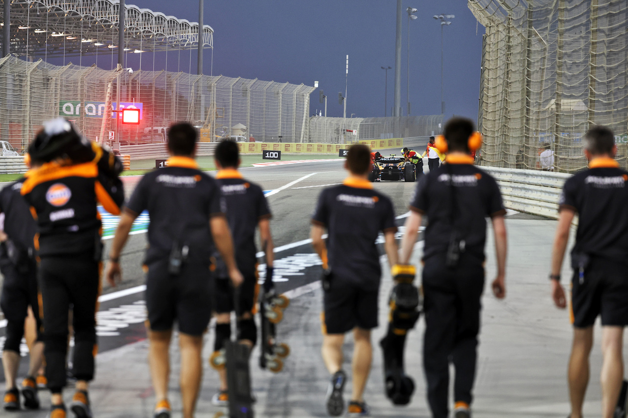 TEST BAHRAIN, Mechanics go out to collect the McLaren MCL36 of Lando Norris (GBR), who stopped on track.
11.03.2022. Formula 1 Testing, Sakhir, Bahrain, Day Two.
- www.xpbimages.com, EMail: requests@xpbimages.com © Copyright: Bearne / XPB Images