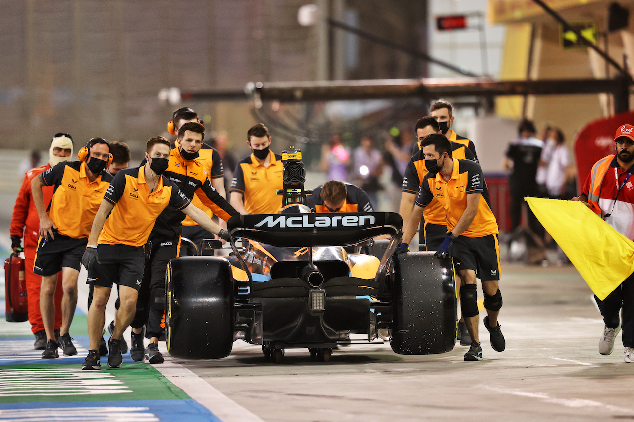 TEST BAHRAIN, Mechanics collect the McLaren MCL36 of Lando Norris (GBR), who stopped on track.
11.03.2022. Formula 1 Testing, Sakhir, Bahrain, Day Two.
- www.xpbimages.com, EMail: requests@xpbimages.com © Copyright: Moy / XPB Images