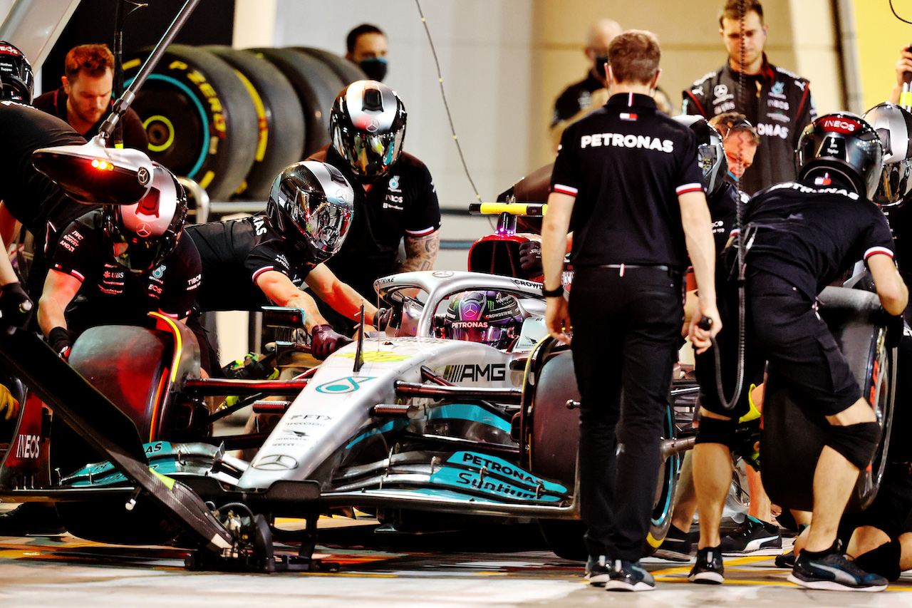 TEST BAHRAIN, Lewis Hamilton (GBR) Mercedes AMG F1 W13 practices a pit stop.
11.03.2022. Formula 1 Testing, Sakhir, Bahrain, Day Two.
- www.xpbimages.com, EMail: requests@xpbimages.com © Copyright: Moy / XPB Images