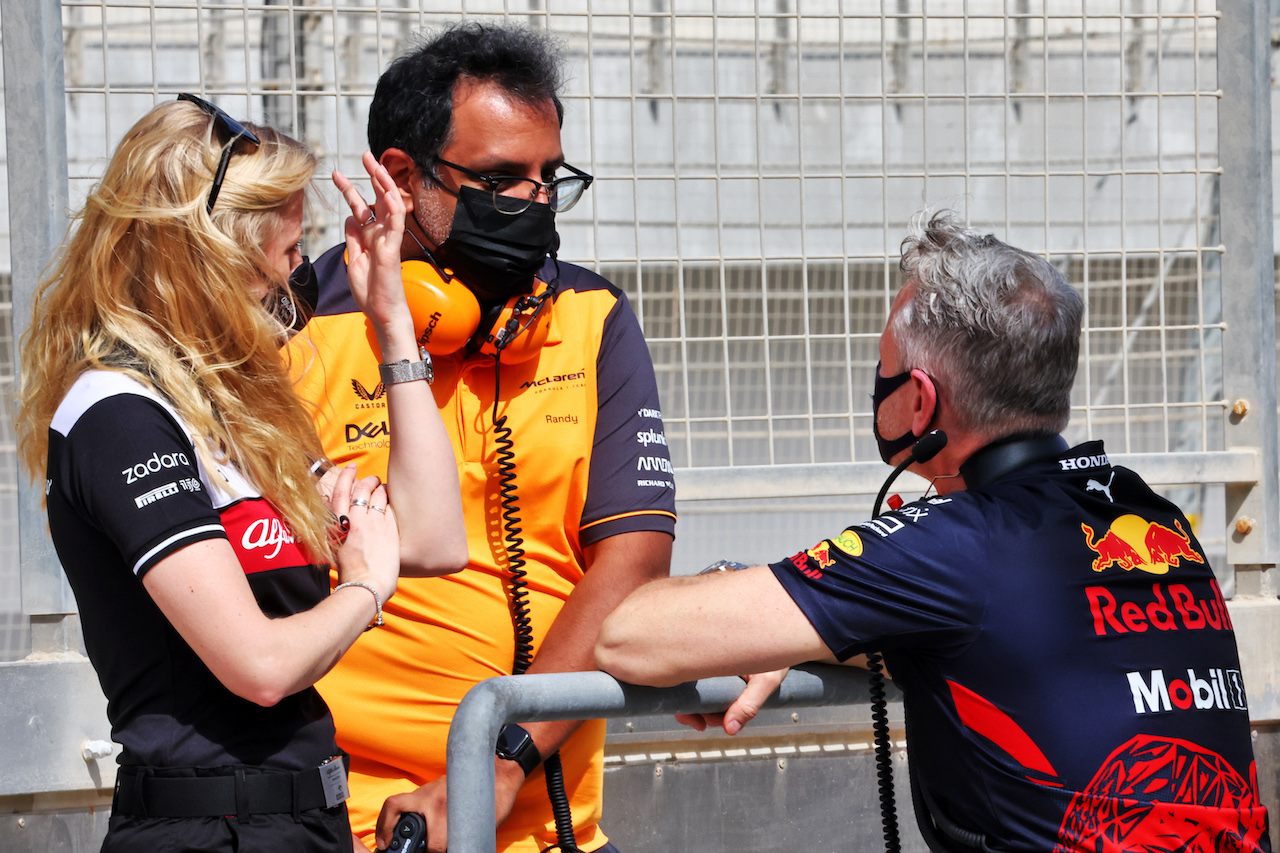 TEST BAHRAIN, Randy Singh, McLaren Director, Strategy e Sporting, (Left) with Jonathan Wheatley (GBR) Red Bull Racing Team Manager (Right) e Ruth Buscombe (GBR) Alfa Romeo F1 Team Trackside Strategy Engineer (Left).
11.03.2022. Formula 1 Testing, Sakhir, Bahrain, Day Two.
- www.xpbimages.com, EMail: requests@xpbimages.com © Copyright: Batchelor / XPB Images