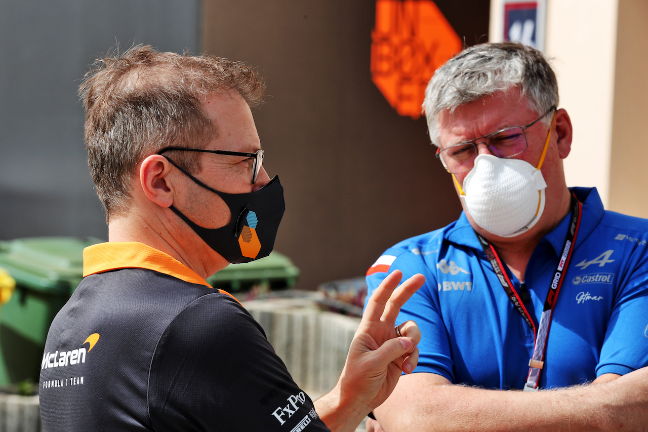 TEST BAHRAIN, Andreas Seidl, McLaren Managing Director with Otmar Szafnauer (USA) Alpine F1 Team, Team Principal.
11.03.2022. Formula 1 Testing, Sakhir, Bahrain, Day Two.
 - www.xpbimages.com, EMail: requests@xpbimages.com © Copyright: Coates / XPB Images
