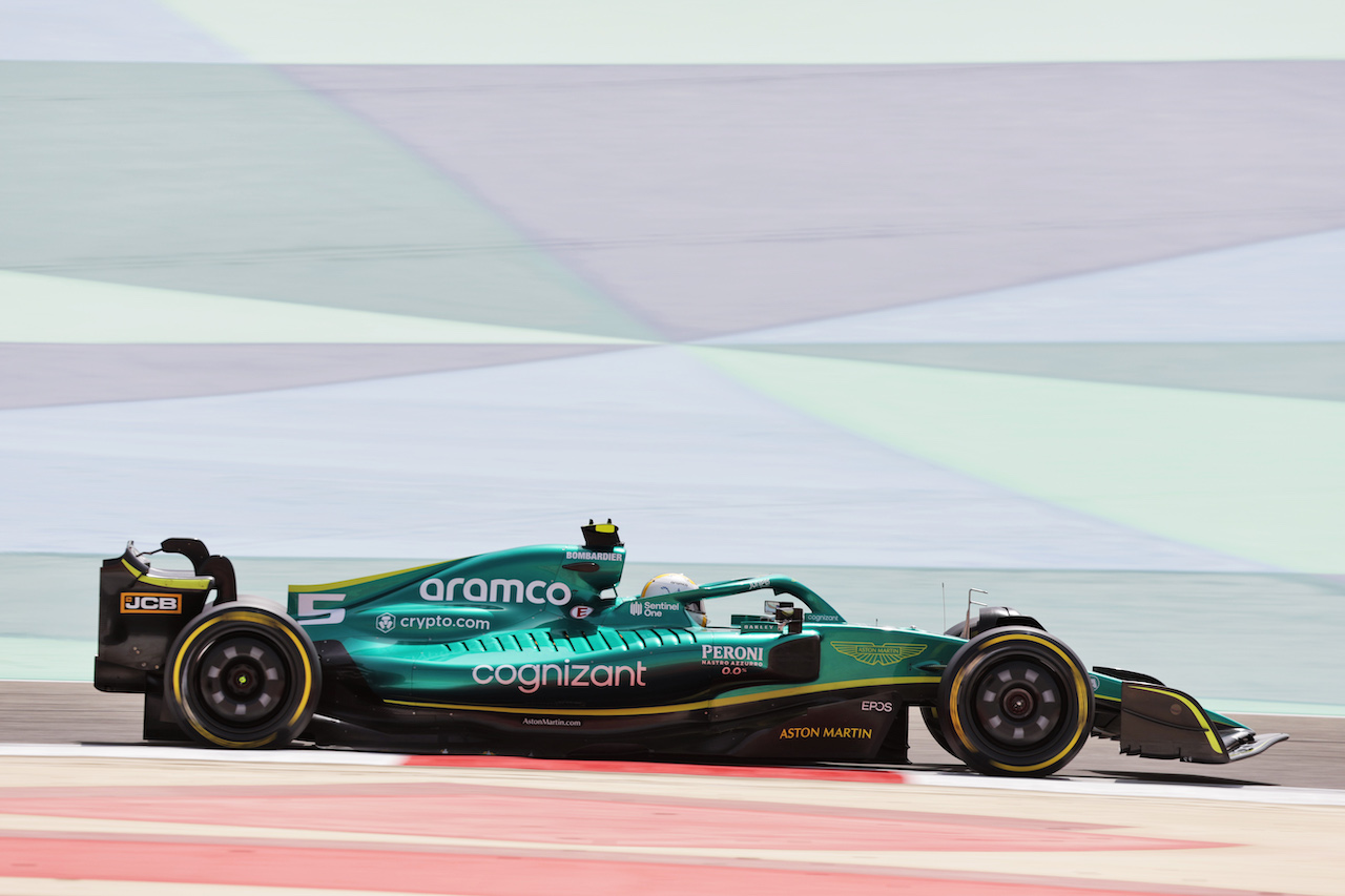 TEST BAHRAIN, Sebastian Vettel (GER) Aston Martin F1 Team AMR22.
11.03.2022. Formula 1 Testing, Sakhir, Bahrain, Day Two.
- www.xpbimages.com, EMail: requests@xpbimages.com © Copyright: Bearne / XPB Images