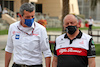 TEST BAHRAIN, (L to R): Guenther Steiner (ITA) Haas F1 Team Prinicipal with Frederic Vasseur (FRA) Alfa Romeo F1 Team Team Principal.
11.03.2022. Formula 1 Testing, Sakhir, Bahrain, Day Two.
 - www.xpbimages.com, EMail: requests@xpbimages.com © Copyright: Coates / XPB Images