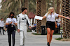 TEST BAHRAIN, (L to R): Fabiana Valenti (ITA) AlphaTauri Head Of Communications; Pierre Gasly (FRA) AlphaTauri; e Becky Barlex (GBR) Formula One Events Entertainment Producer.
11.03.2022. Formula 1 Testing, Sakhir, Bahrain, Day Two.
- www.xpbimages.com, EMail: requests@xpbimages.com © Copyright: Bearne / XPB Images