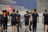 TEST BAHRAIN, Mechanics go out to collect the McLaren MCL36 of Lando Norris (GBR), who stopped on track.
11.03.2022. Formula 1 Testing, Sakhir, Bahrain, Day Two.
- www.xpbimages.com, EMail: requests@xpbimages.com © Copyright: Bearne / XPB Images