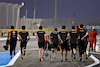 TEST BAHRAIN, Mechanics go out to collect the McLaren MCL36 of Lando Norris (GBR), who stopped on track.
11.03.2022. Formula 1 Testing, Sakhir, Bahrain, Day Two.
- www.xpbimages.com, EMail: requests@xpbimages.com © Copyright: Bearne / XPB Images