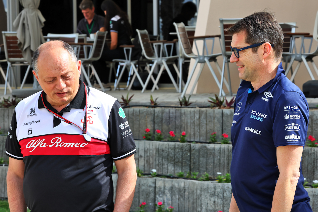 TEST BAHRAIN, (L to R): Frederic Vasseur (FRA) Alfa Romeo F1 Team Team Principal with FX Demaison (FRA) Williams Racing Technical Director.
12.03.2022. Formula 1 Testing, Sakhir, Bahrain, Day Three.
- www.xpbimages.com, EMail: requests@xpbimages.com © Copyright: Batchelor / XPB Images