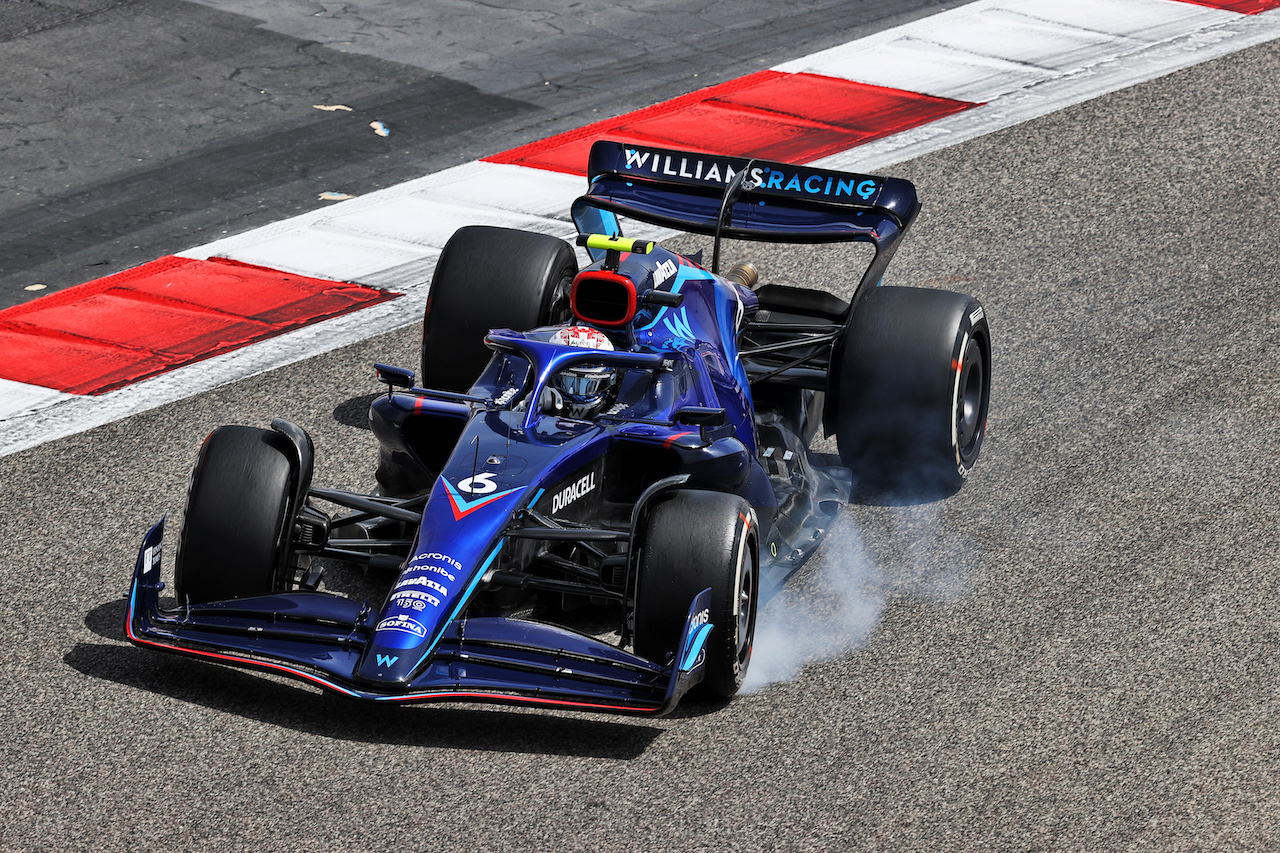 TEST BAHRAIN, Nicholas Latifi (CDN) Williams Racing FW44 locks up under braking.
12.03.2022. Formula 1 Testing, Sakhir, Bahrain, Day Three.
- www.xpbimages.com, EMail: requests@xpbimages.com © Copyright: Moy / XPB Images