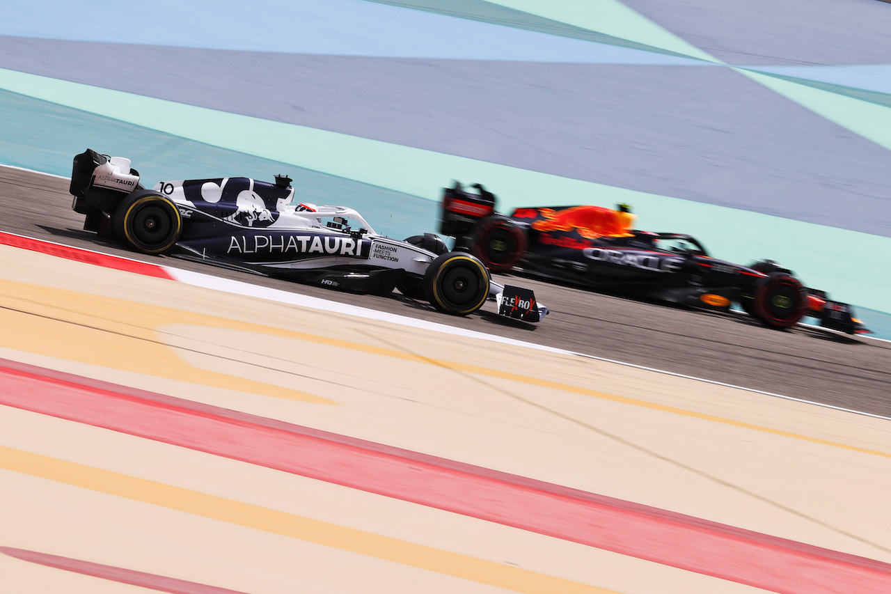 TEST BAHRAIN, Pierre Gasly (FRA) AlphaTauri AT03 e Sergio Perez (MEX) Red Bull Racing RB18.
12.03.2022. Formula 1 Testing, Sakhir, Bahrain, Day Three.
- www.xpbimages.com, EMail: requests@xpbimages.com © Copyright: Moy / XPB Images