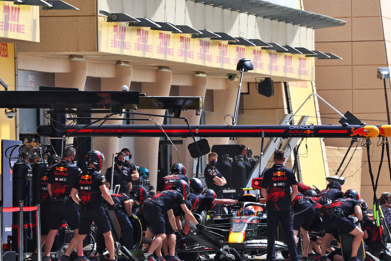 TEST BAHRAIN, Sergio Perez (MEX) Red Bull Racing RB18 practices a pit stop.
12.03.2022. Formula 1 Testing, Sakhir, Bahrain, Day Three.
- www.xpbimages.com, EMail: requests@xpbimages.com © Copyright: Batchelor / XPB Images