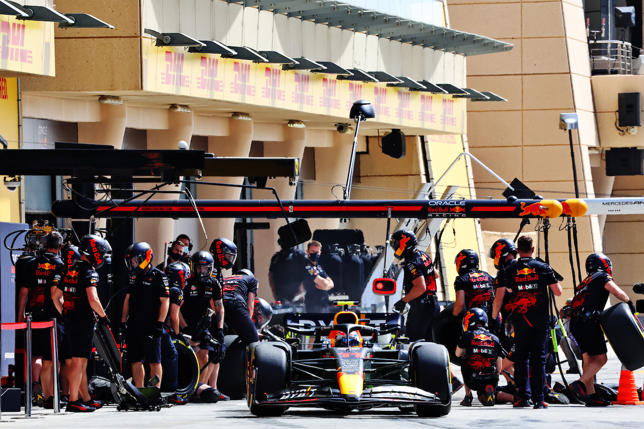 TEST BAHRAIN, Sergio Perez (MEX) Red Bull Racing RB18 practices a pit stop.
12.03.2022. Formula 1 Testing, Sakhir, Bahrain, Day Three.
- www.xpbimages.com, EMail: requests@xpbimages.com © Copyright: Batchelor / XPB Images