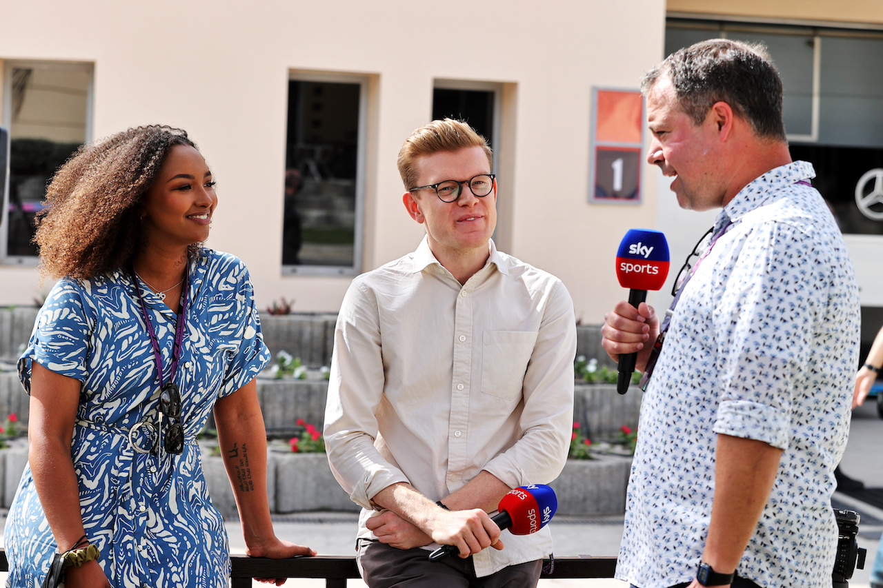 TEST BAHRAIN, (L to R): Naomi Schiff (RWA) / (BEL) Racing Driver with Matt Baker (GBR) Sky Sports Presenter e Ted Kravitz (GBR) Sky Sports Pitlane Reporter.
12.03.2022. Formula 1 Testing, Sakhir, Bahrain, Day Three.
- www.xpbimages.com, EMail: requests@xpbimages.com © Copyright: Moy / XPB Images
