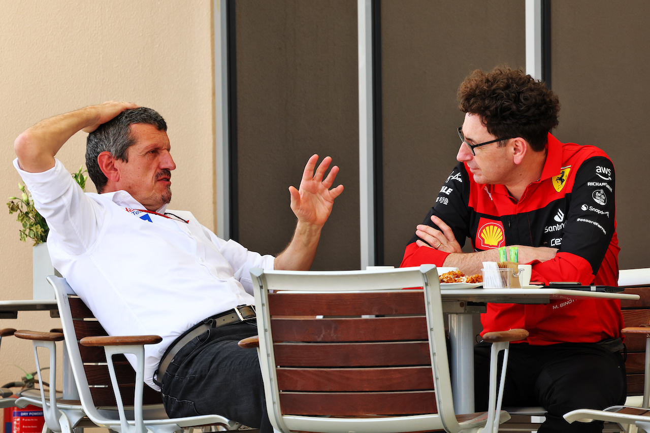 TEST BAHRAIN, (L to R): Guenther Steiner (ITA) Haas F1 Team Prinicipal with Mattia Binotto (ITA) Ferrari Team Principal.
12.03.2022. Formula 1 Testing, Sakhir, Bahrain, Day Three.
- www.xpbimages.com, EMail: requests@xpbimages.com © Copyright: Batchelor / XPB Images