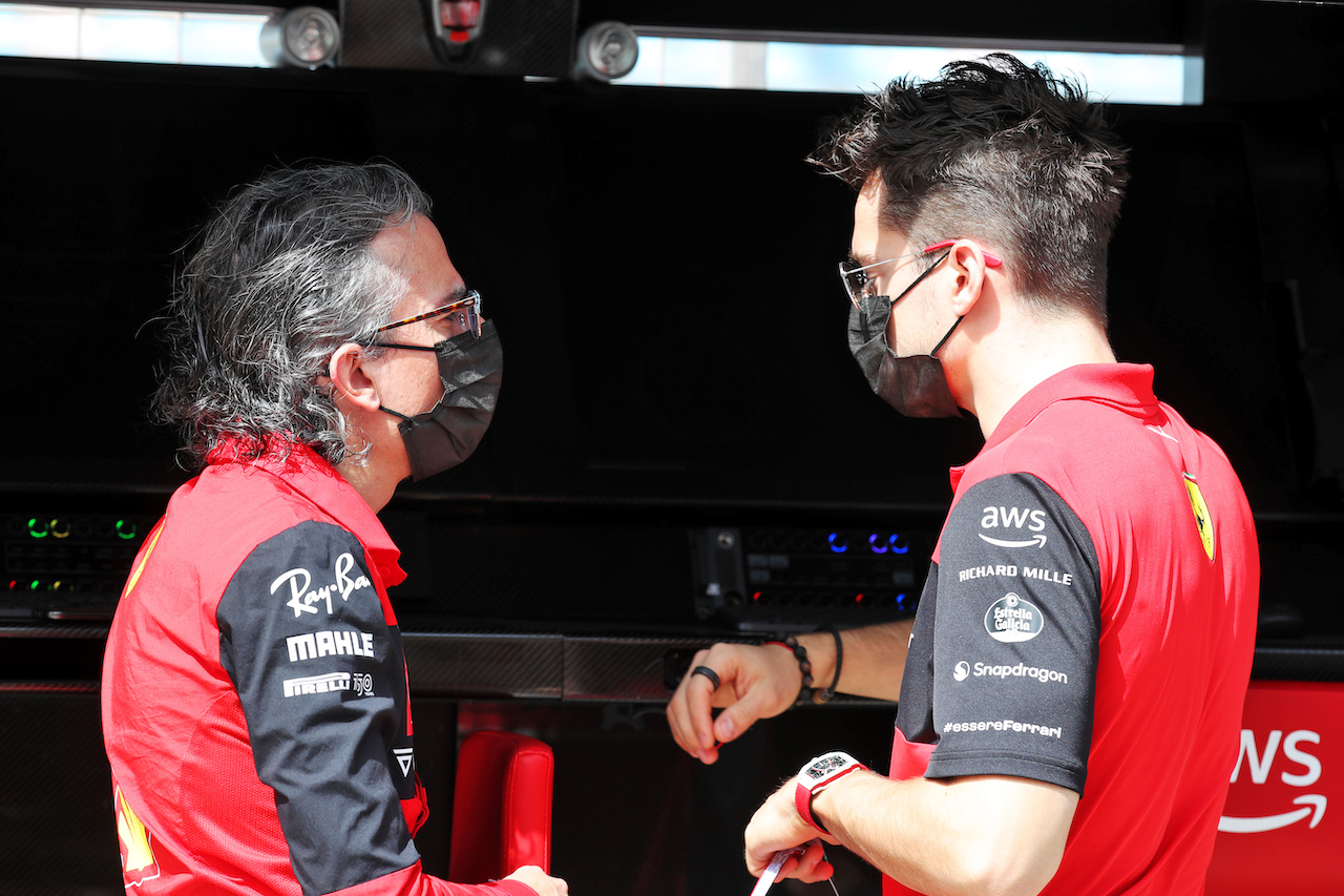 TEST BAHRAIN, (L to R): Laurent Mekies (FRA) Ferrari Sporting Director with Charles Leclerc (MON) Ferrari.
12.03.2022. Formula 1 Testing, Sakhir, Bahrain, Day Three.
 - www.xpbimages.com, EMail: requests@xpbimages.com © Copyright: Coates / XPB Images