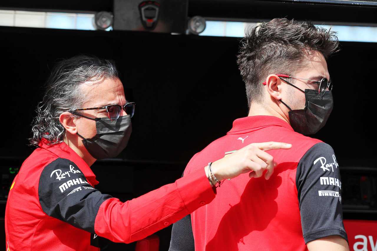 TEST BAHRAIN, (L to R): Laurent Mekies (FRA) Ferrari Sporting Director with Charles Leclerc (MON) Ferrari.
12.03.2022. Formula 1 Testing, Sakhir, Bahrain, Day Three.
 - www.xpbimages.com, EMail: requests@xpbimages.com © Copyright: Coates / XPB Images