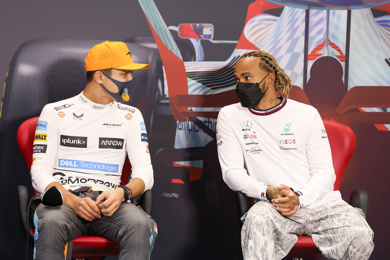 TEST BAHRAIN, (L to R): Lando Norris (GBR) McLaren with Lewis Hamilton (GBR) Mercedes AMG F1 in the FIA Press Conference.
12.03.2022. Formula 1 Testing, Sakhir, Bahrain, Day Three.
- www.xpbimages.com, EMail: requests@xpbimages.com © Copyright: XPB Images