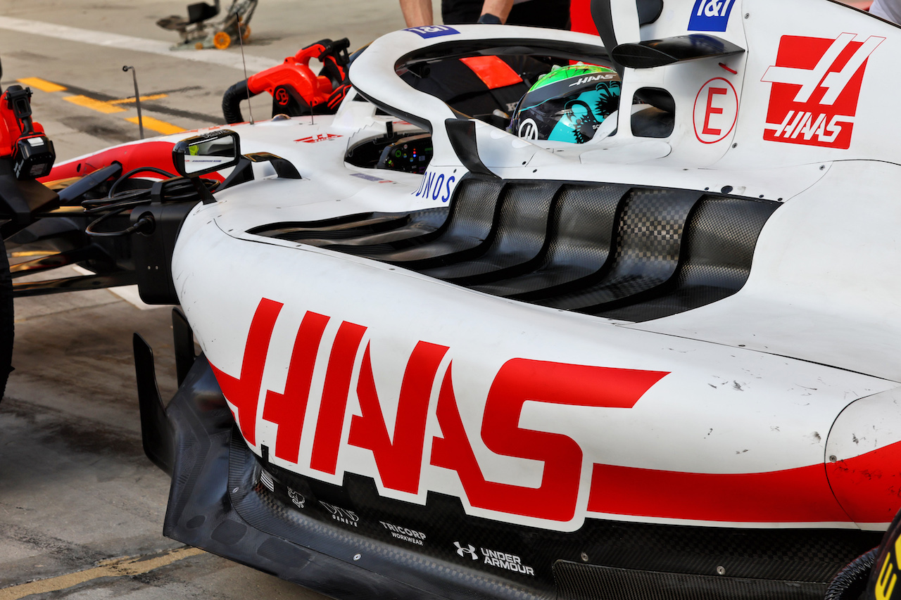 TEST BAHRAIN, Mick Schumacher (GER) Haas VF-22 - sidepod detail.
12.03.2022. Formula 1 Testing, Sakhir, Bahrain, Day Three.
- www.xpbimages.com, EMail: requests@xpbimages.com © Copyright: Batchelor / XPB Images