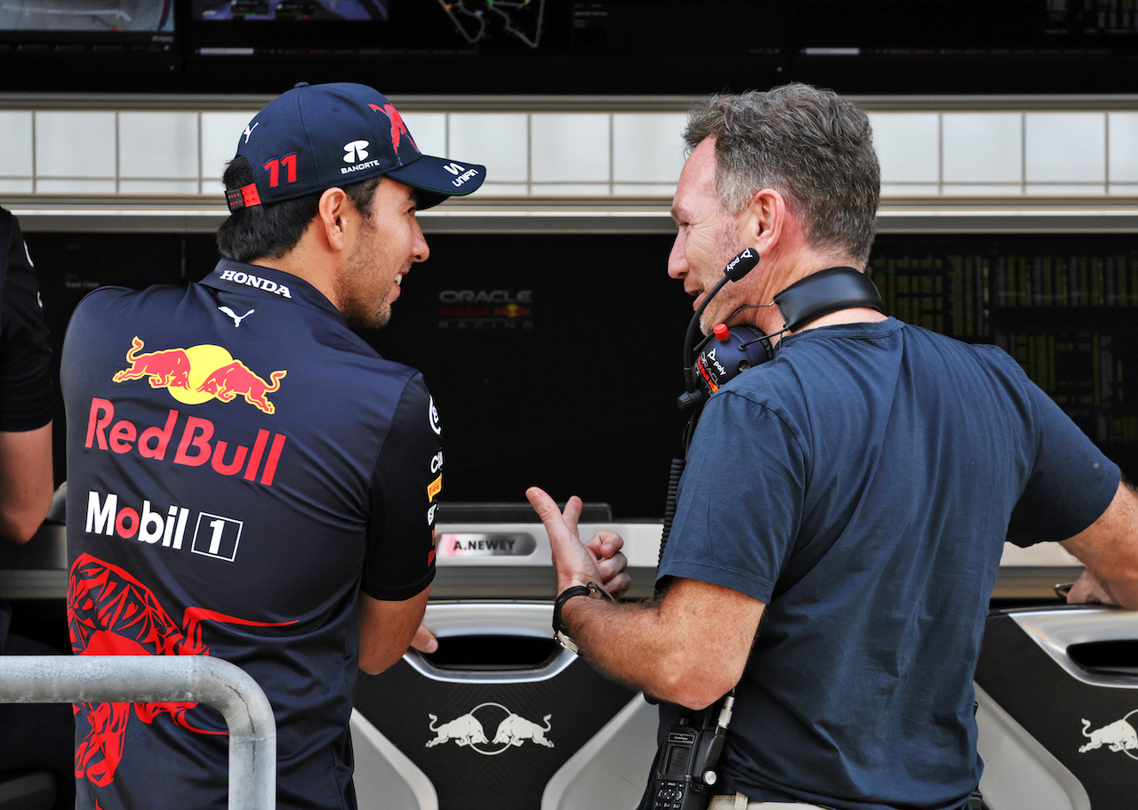 TEST BAHRAIN, (L to R): Sergio Perez (MEX) Red Bull Racing with Christian Horner (GBR) Red Bull Racing Team Principal.
12.03.2022. Formula 1 Testing, Sakhir, Bahrain, Day Three.
- www.xpbimages.com, EMail: requests@xpbimages.com © Copyright: Bearne / XPB Images