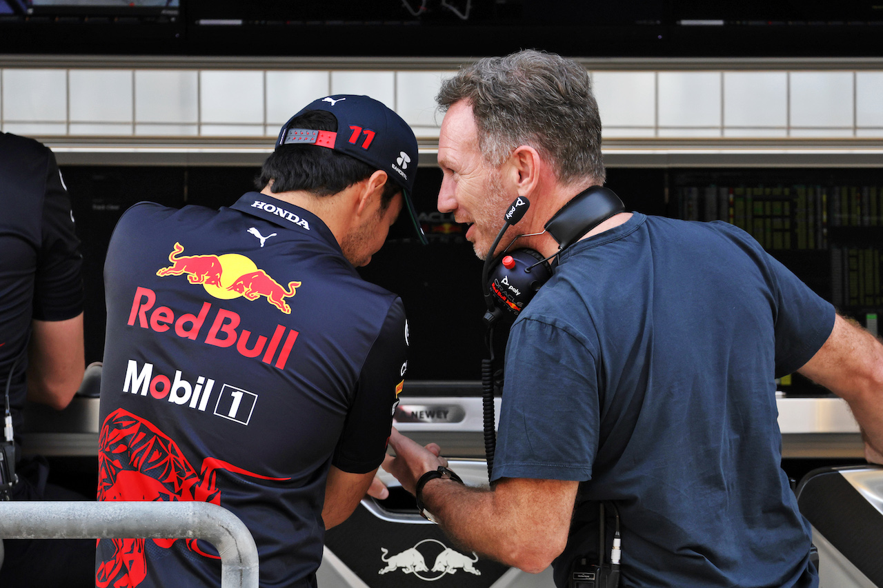 TEST BAHRAIN, (L to R): Sergio Perez (MEX) Red Bull Racing with Christian Horner (GBR) Red Bull Racing Team Principal.
12.03.2022. Formula 1 Testing, Sakhir, Bahrain, Day Three.
- www.xpbimages.com, EMail: requests@xpbimages.com © Copyright: Bearne / XPB Images