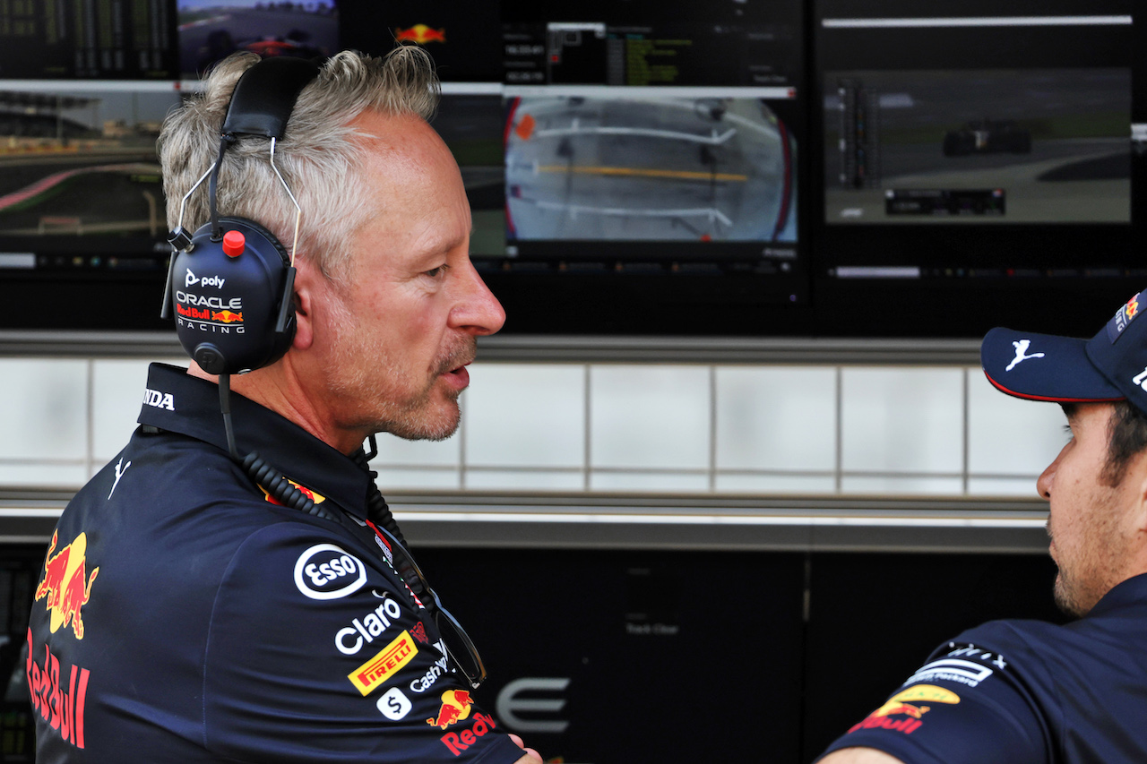 TEST BAHRAIN, (L to R): Jonathan Wheatley (GBR) Red Bull Racing Team Manager with Sergio Perez (MEX) Red Bull Racing.
12.03.2022. Formula 1 Testing, Sakhir, Bahrain, Day Three.
- www.xpbimages.com, EMail: requests@xpbimages.com © Copyright: Bearne / XPB Images