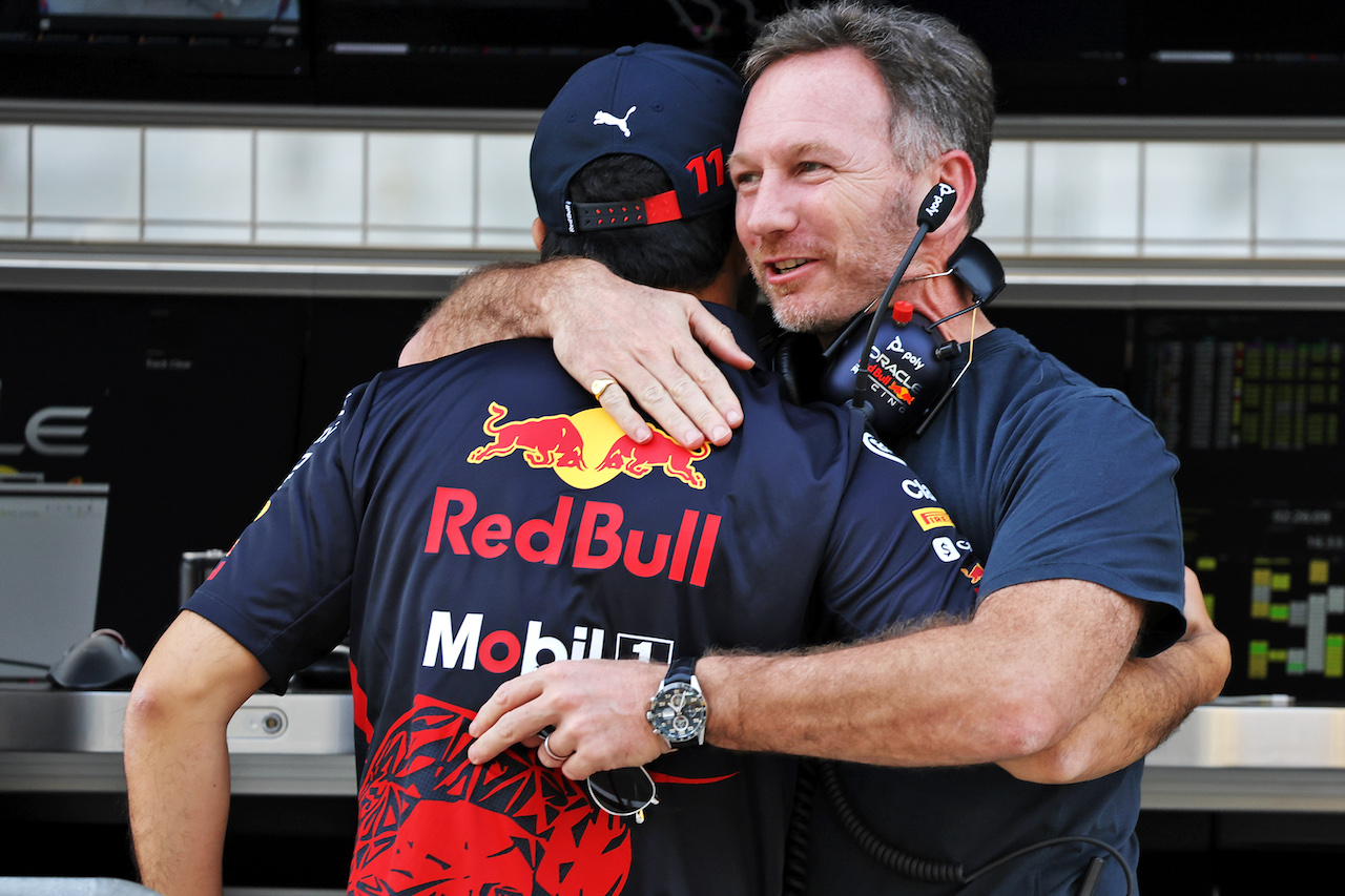 TEST BAHRAIN, (L to R): Sergio Perez (MEX) Red Bull Racing with Christian Horner (GBR) Red Bull Racing Team Principal.
12.03.2022. Formula 1 Testing, Sakhir, Bahrain, Day Three.
- www.xpbimages.com, EMail: requests@xpbimages.com © Copyright: Bearne / XPB Images