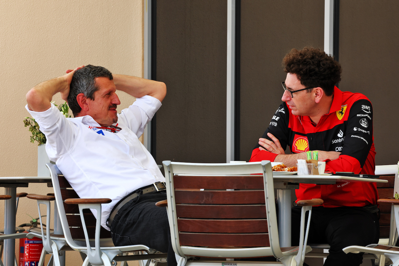 TEST BAHRAIN, (L to R): Guenther Steiner (ITA) Haas F1 Team Prinicipal with Mattia Binotto (ITA) Ferrari Team Principal.
12.03.2022. Formula 1 Testing, Sakhir, Bahrain, Day Three.
- www.xpbimages.com, EMail: requests@xpbimages.com © Copyright: Batchelor / XPB Images
