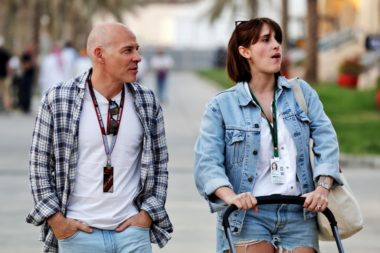 TEST BAHRAIN, Jacques Villeneuve (CDN) with hius wife Giulia Marra (ITA).
12.03.2022. Formula 1 Testing, Sakhir, Bahrain, Day Three.
- www.xpbimages.com, EMail: requests@xpbimages.com © Copyright: Bearne / XPB Images