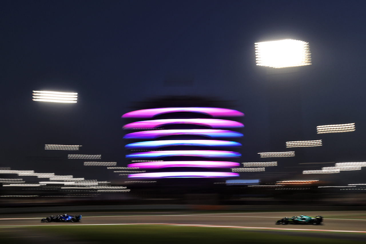 TEST BAHRAIN, Nicholas Latifi (CDN) Williams Racing FW44 e Sebastian Vettel (GER) Aston Martin F1 Team AMR22.
12.03.2022. Formula 1 Testing, Sakhir, Bahrain, Day Three.
- www.xpbimages.com, EMail: requests@xpbimages.com © Copyright: Moy / XPB Images