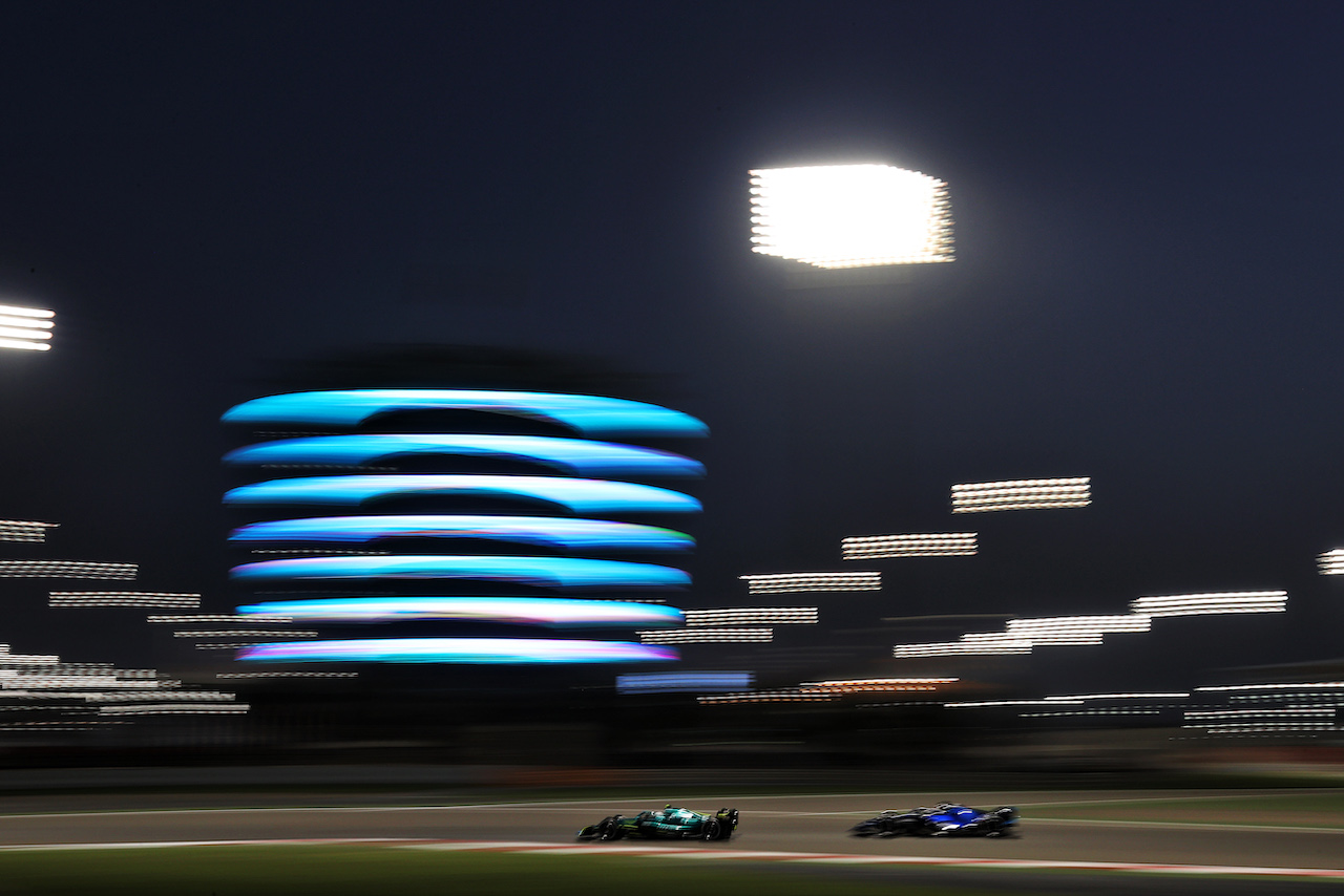 TEST BAHRAIN, Sebastian Vettel (GER) Aston Martin F1 Team AMR22 e Nicholas Latifi (CDN) Williams Racing FW44.
12.03.2022. Formula 1 Testing, Sakhir, Bahrain, Day Three.
- www.xpbimages.com, EMail: requests@xpbimages.com © Copyright: Moy / XPB Images