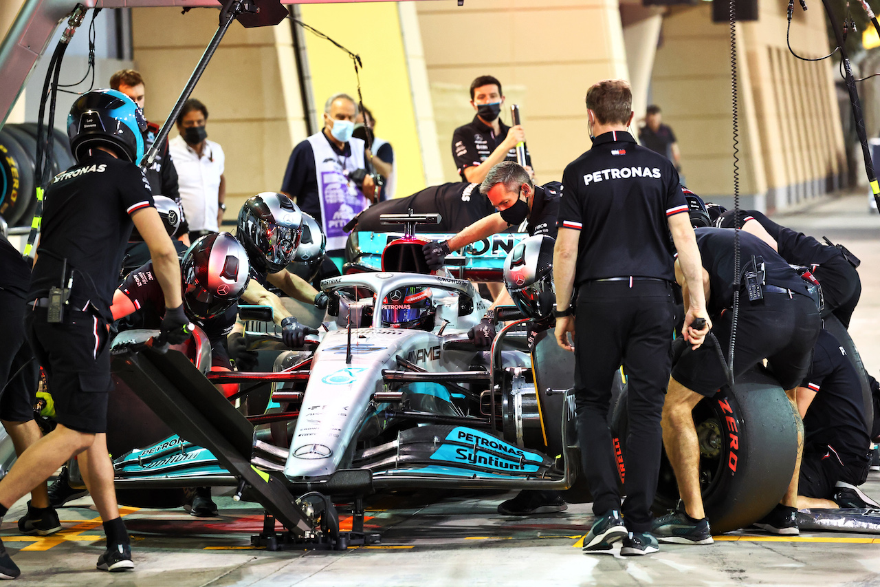 TEST BAHRAIN, George Russell (GBR) Mercedes AMG F1 W13 practices a pit stop.
12.03.2022. Formula 1 Testing, Sakhir, Bahrain, Day Three.
- www.xpbimages.com, EMail: requests@xpbimages.com © Copyright: Batchelor / XPB Images