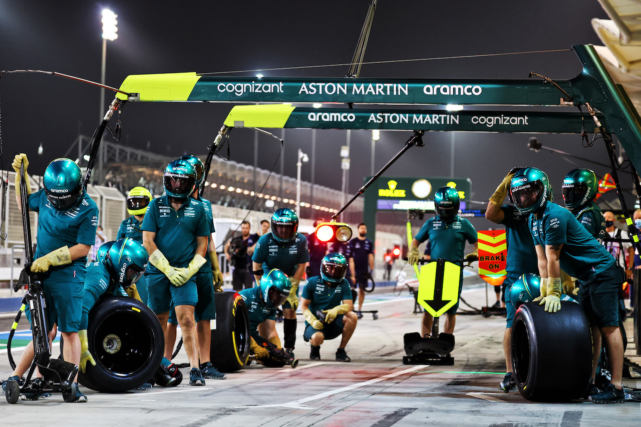 TEST BAHRAIN, Aston Martin F1 Team meccanici await a pit stop practice.
12.03.2022. Formula 1 Testing, Sakhir, Bahrain, Day Three.
- www.xpbimages.com, EMail: requests@xpbimages.com © Copyright: Batchelor / XPB Images