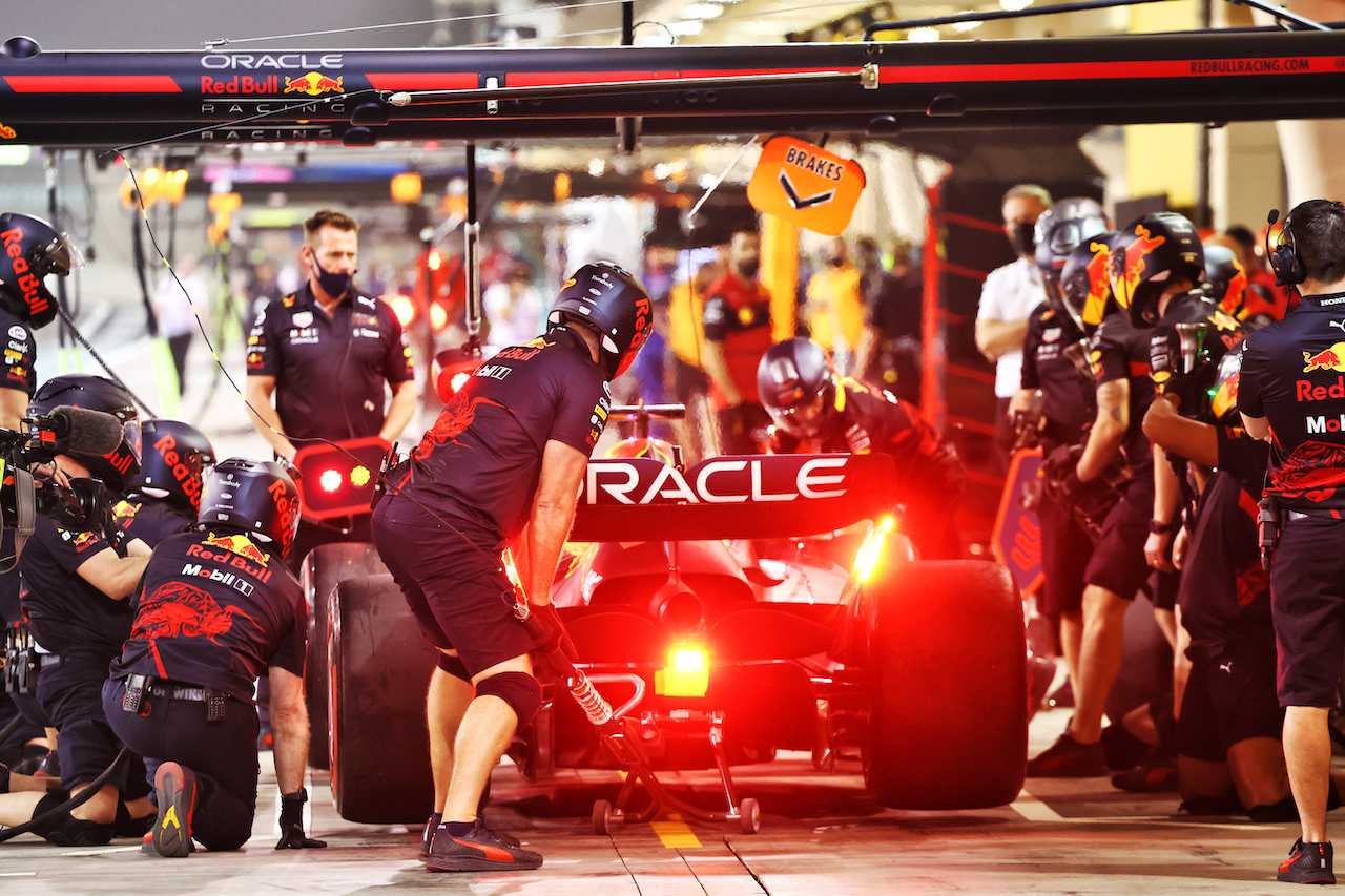 TEST BAHRAIN, Max Verstappen (NLD) Red Bull Racing RB18 practices a pit stop.
12.03.2022. Formula 1 Testing, Sakhir, Bahrain, Day Three.
- www.xpbimages.com, EMail: requests@xpbimages.com © Copyright: Batchelor / XPB Images