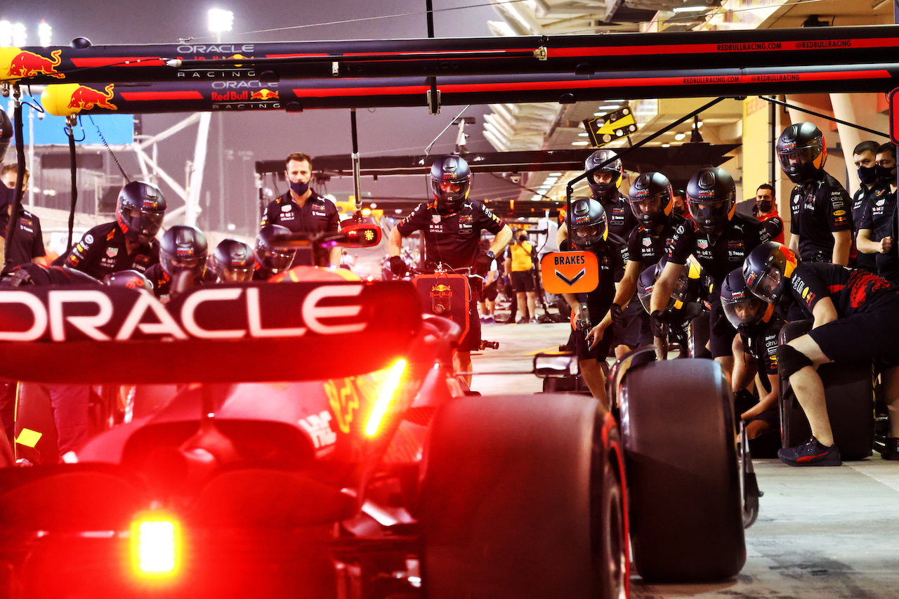 TEST BAHRAIN, Max Verstappen (NLD) Red Bull Racing RB18 practices a pit stop.
12.03.2022. Formula 1 Testing, Sakhir, Bahrain, Day Three.
- www.xpbimages.com, EMail: requests@xpbimages.com © Copyright: Batchelor / XPB Images