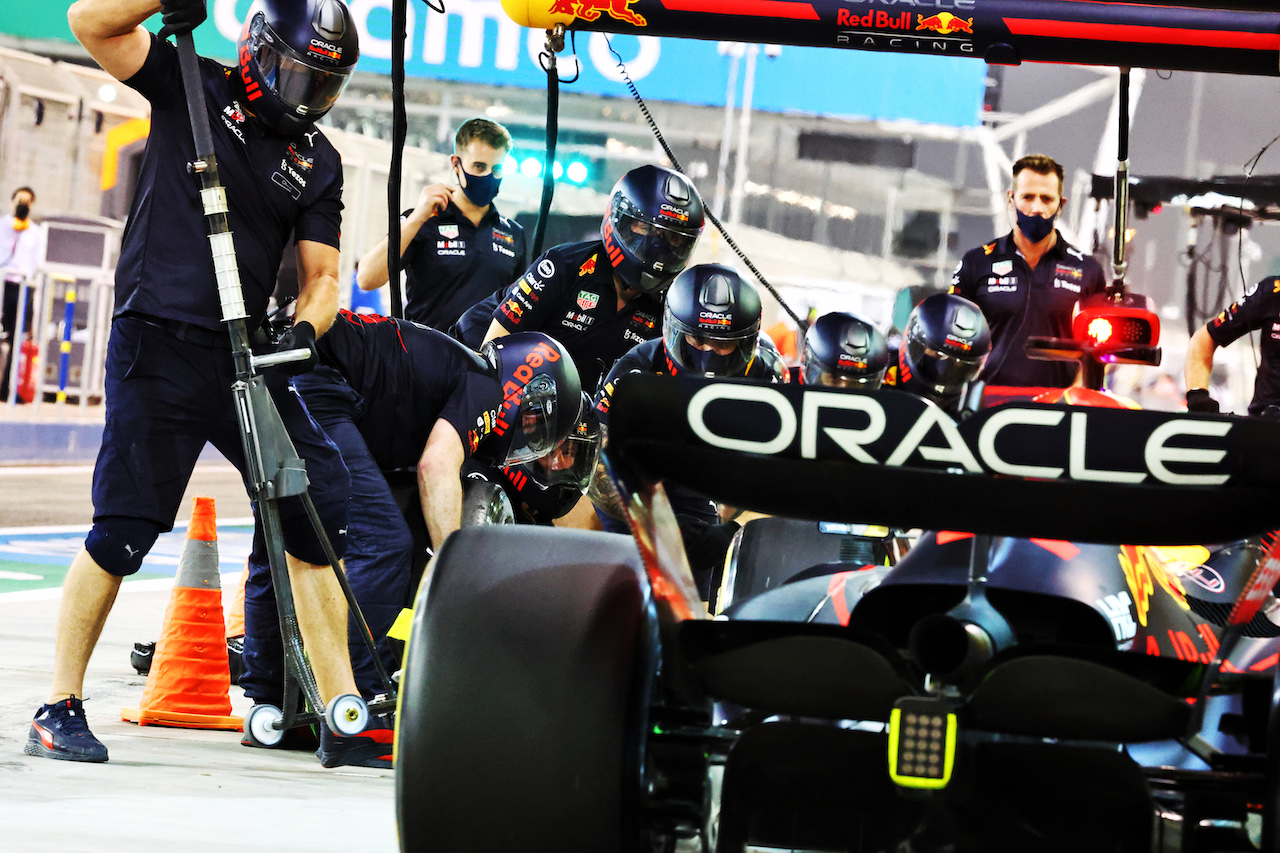 TEST BAHRAIN, Max Verstappen (NLD) Red Bull Racing RB18 practices a pit stop.
12.03.2022. Formula 1 Testing, Sakhir, Bahrain, Day Three.
- www.xpbimages.com, EMail: requests@xpbimages.com © Copyright: Batchelor / XPB Images