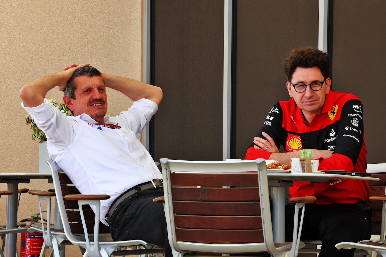TEST BAHRAIN, (L to R): Guenther Steiner (ITA) Haas F1 Team Prinicipal with Mattia Binotto (ITA) Ferrari Team Principal.
12.03.2022. Formula 1 Testing, Sakhir, Bahrain, Day Three.
- www.xpbimages.com, EMail: requests@xpbimages.com © Copyright: Batchelor / XPB Images